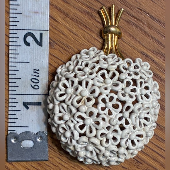 Vintage Monet White Enameled Daisy Bouquet Brooch with Gold Stem - Picture 4 of 4